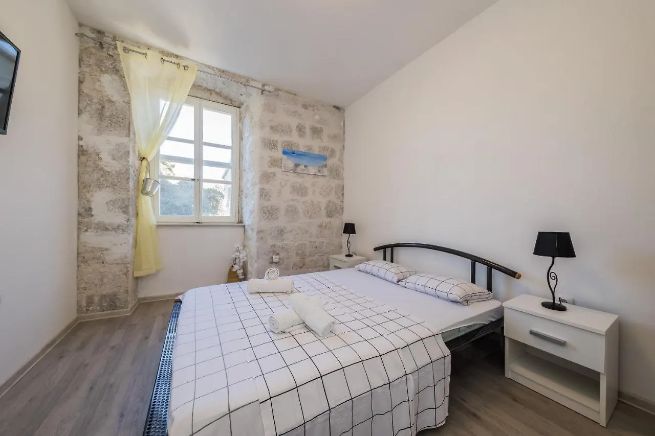 A2 - Spacious Apt On Seafront With The Sea View Kastela Apartment