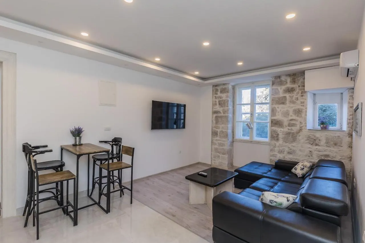 A2 - Spacious Apt On Seafront With The Sea View Kastela