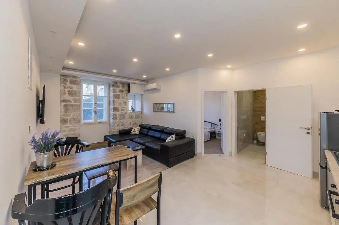 A2 - Spacious Apt On Seafront With The Sea View Kastela