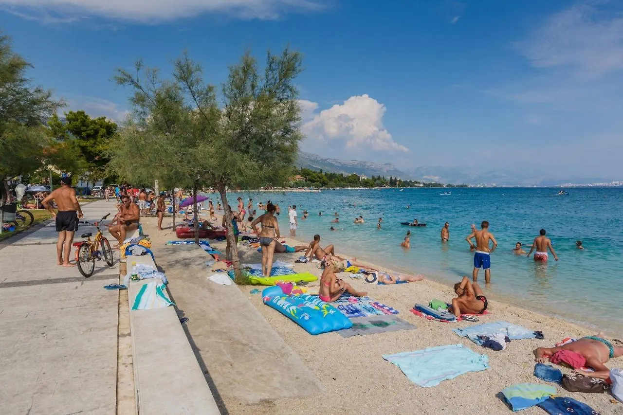 A2 - Spacious Apt On Seafront With The Sea View Kastela