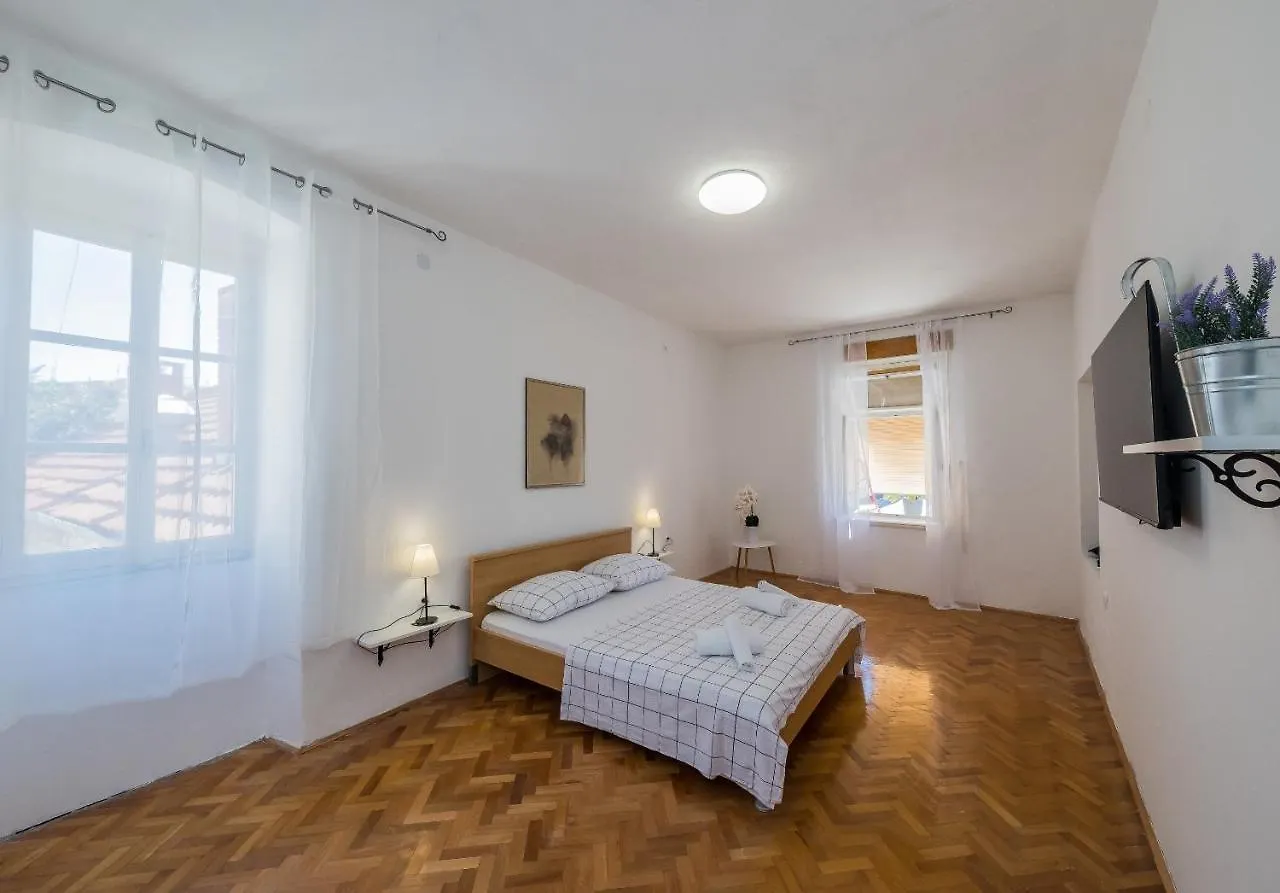 A2 - Spacious Apt On Seafront With The Sea View Kastela