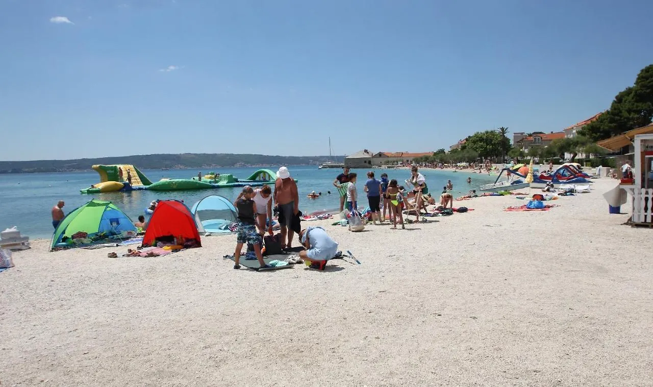 A2 - Spacious Apt On Seafront With The Sea View Kastela