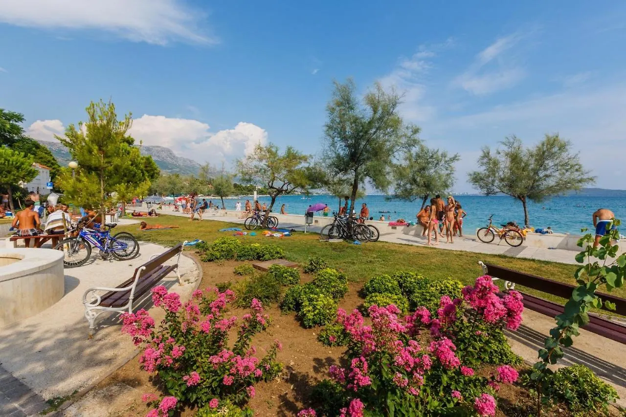 A2 - Spacious Apt On Seafront With The Sea View Kastela
