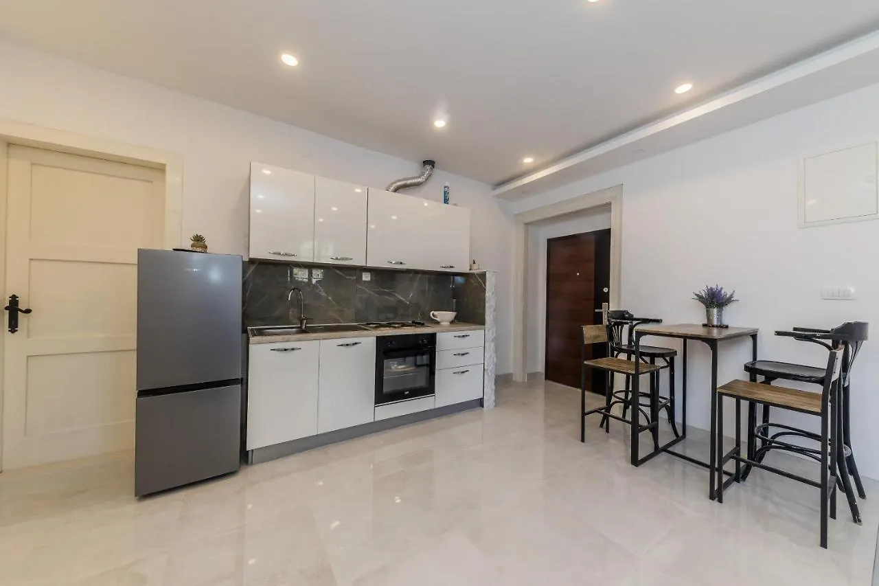 A2 - Spacious Apt On Seafront With The Sea View Kastela Apartment